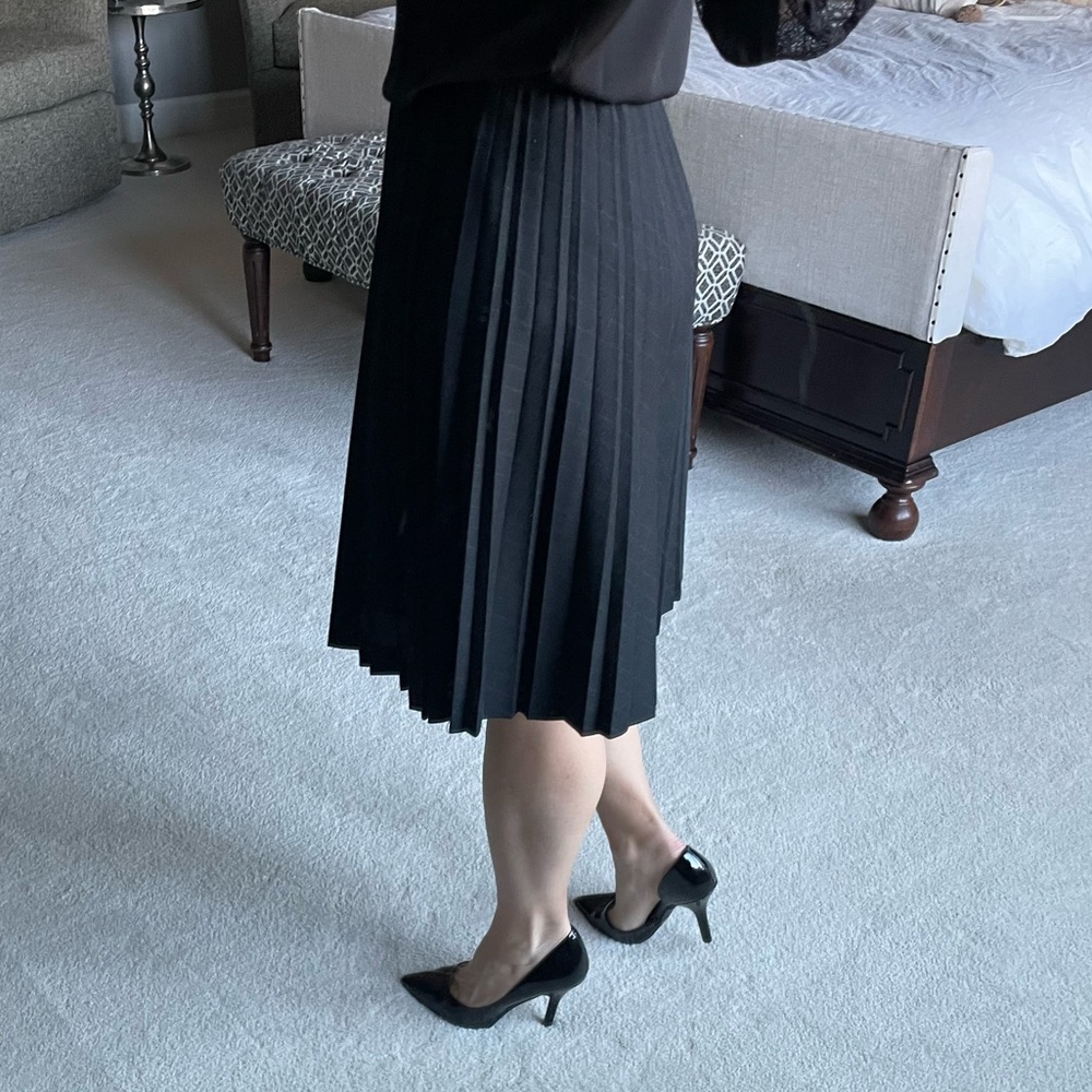 Black Pleated Knee-Length Skirt | LOFT | Size 2 Petite - Picture 3 of 12